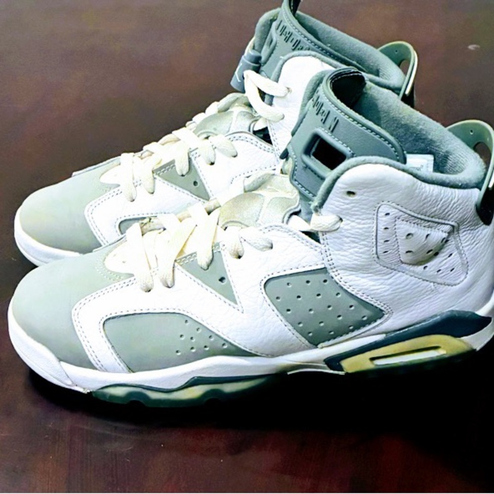 Retro Jordan 6 size 7y